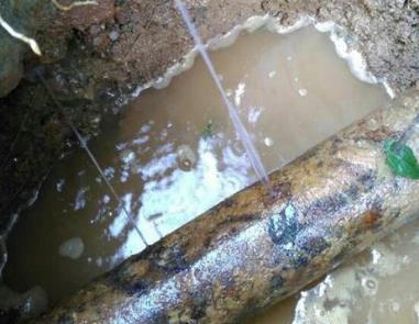 黄骅楼顶渗水维修公司分享下地暖漏水的原因及检测方法。